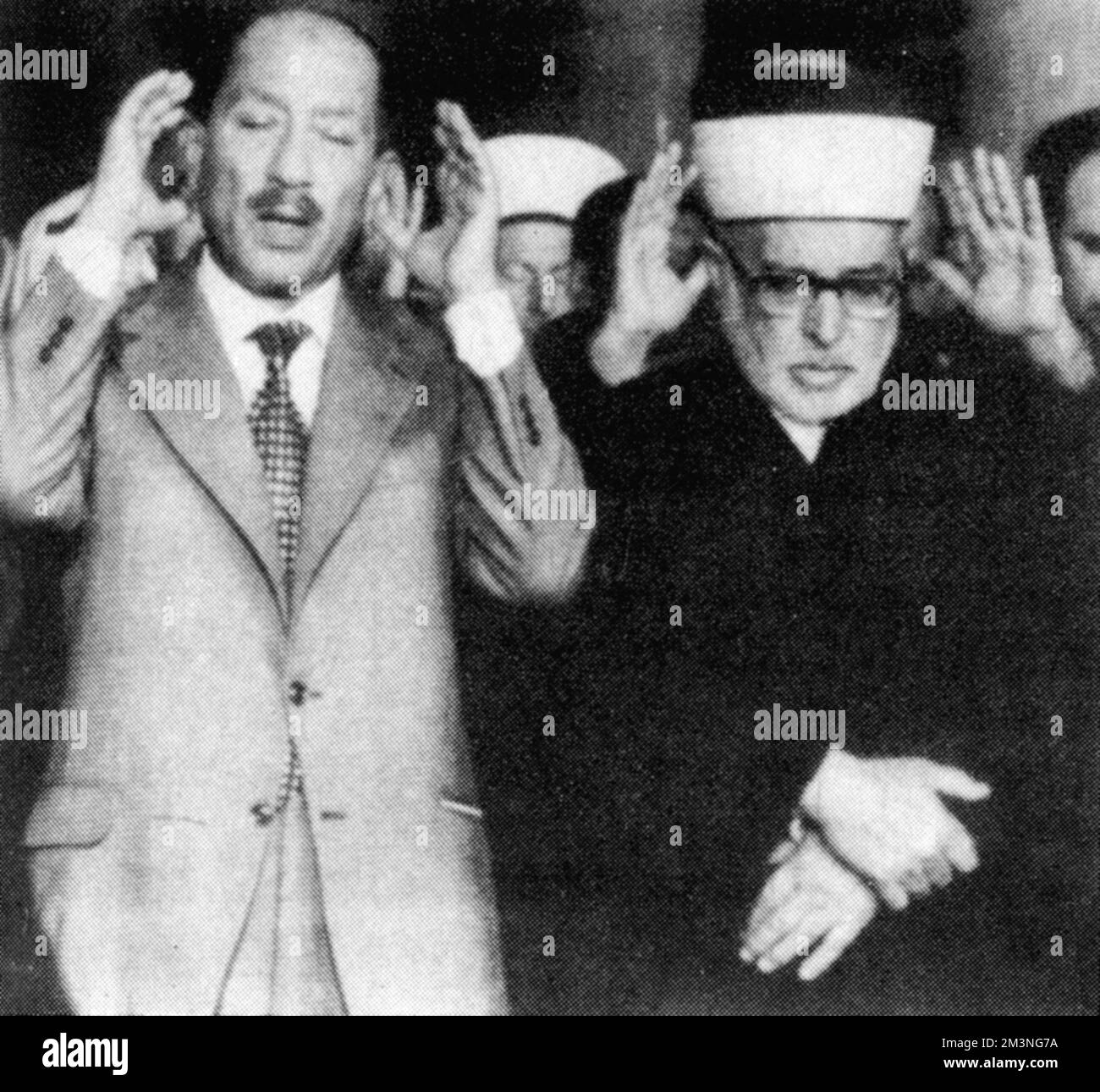 Anwar Sadat im Gebet Stockfoto