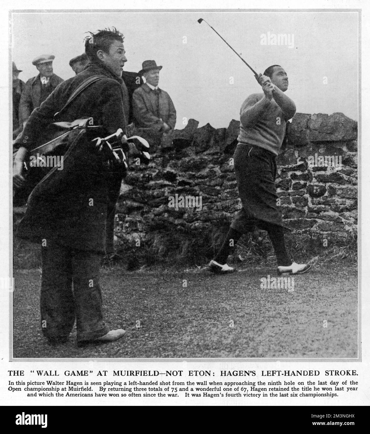 Der amerikanische Golfer Walter Hagen spielt einen Linkshänder aus einer schwierigen Position auf dem neunten Loch in Muirfield, Schottland. Sein Ball ist zu nah an einer Steinmauer, um ihn auf seine übliche rechtshändige Art zu treffen. Hagen spielte am letzten Tag der Open Championship, auf dem Weg zum vierten und letzten seiner Open-Siege. Datum: Mai 1929 Stockfoto