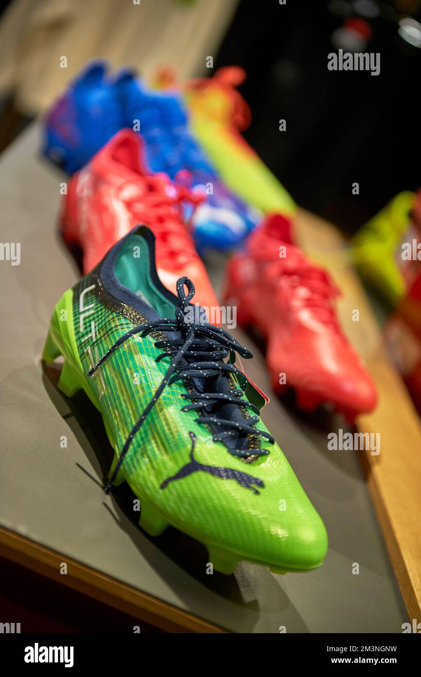 Profi-Fußballschuhe im Fanshop des FC Borussia Dortmund erhältlich Stockfoto