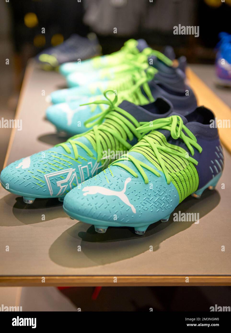 Profi-Fußballschuhe im Fanshop des FC Borussia Dortmund erhältlich Stockfoto