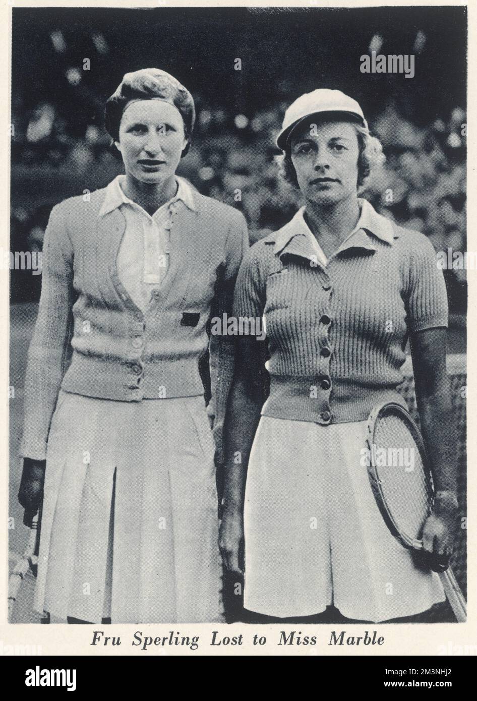 Alice Marble (1913-1990), amerikanische Tennisspielerin, die im selben Jahr als erste Frau sowohl die US Open- als auch die Wimbledon-Singles-Titel gewann, sowie die Doppel- und Mischdoppelspiele für Damen. Außerdem war sie Pionierin beim Tragen von Shorts für Tennis, erstmals 1932 und 1950, unterstützte die schwarze Tennisspielerin Althea Gibson und ermutigte die Öffentlichkeit, schwarze und homosexuelle Tennisspieler in das Spiel aufzunehmen. Hier ist FRU Sperling abgebildet, den sie im Halbfinale mit 6-0 6-0 besiegte, bevor sie Briton Kay Stammers im Finale besiegte, um die Meisterschaft zu gewinnen. Datum: 1939 Stockfoto