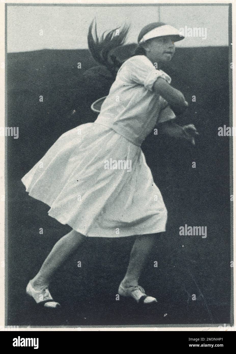 Helen Wills Moody (1905 - 1998), amerikanische Tennisspielerin und achtfache Wimbledon-Meisterin, dargestellt als junges Mädchen, das in der Halbfinalrunde der Junior Championship in Forest Hills spielt und den berühmten Augenschirm oder die Sonnenblende trägt, die sie auf dem Rasentennisplatz vorstellte. 1933 Stockfoto