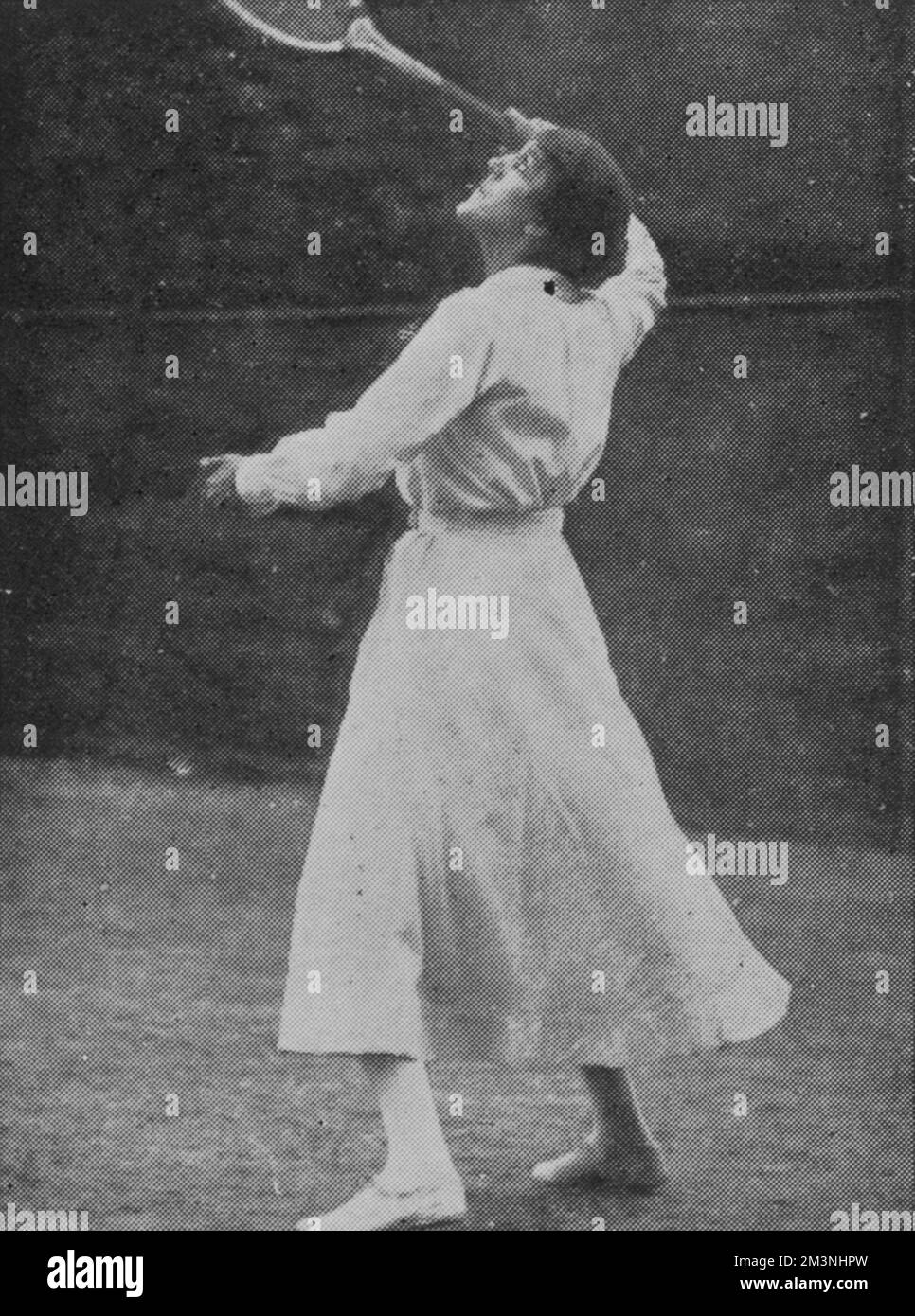 Dorothea Douglass Lambert Chambers (1878 - 1960), englischer Tennisspieler und siebenmal Gewinner des Damenspiels in Wimbledon zwischen 1903 und 1914. Hier im Jahr 1919, als sie im Finale von Suzanne Lenglen geschlagen wurde. 1913 Stockfoto