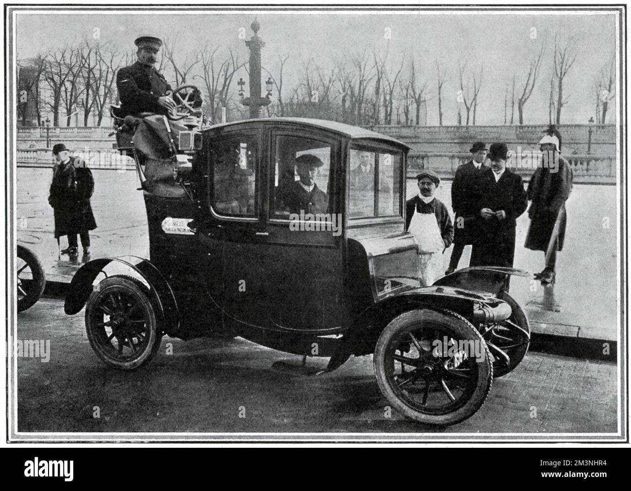 Sie fahren durch die Straßen von Paris, das neueste Auto-Cab Hansom, und der Fahrer sitzt hinten im Obergeschoss. Datum: 1909 Stockfoto