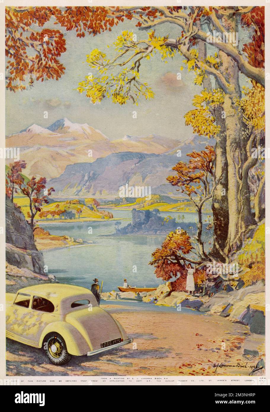 Werbung für Dunlop-Reifen, die ein Oldtimer mit den obligatorischen Reifen zeigen, das an einem See geparkt ist, der sich in einer atemberaubenden Landschaft befindet. Datum: 1936 Stockfoto