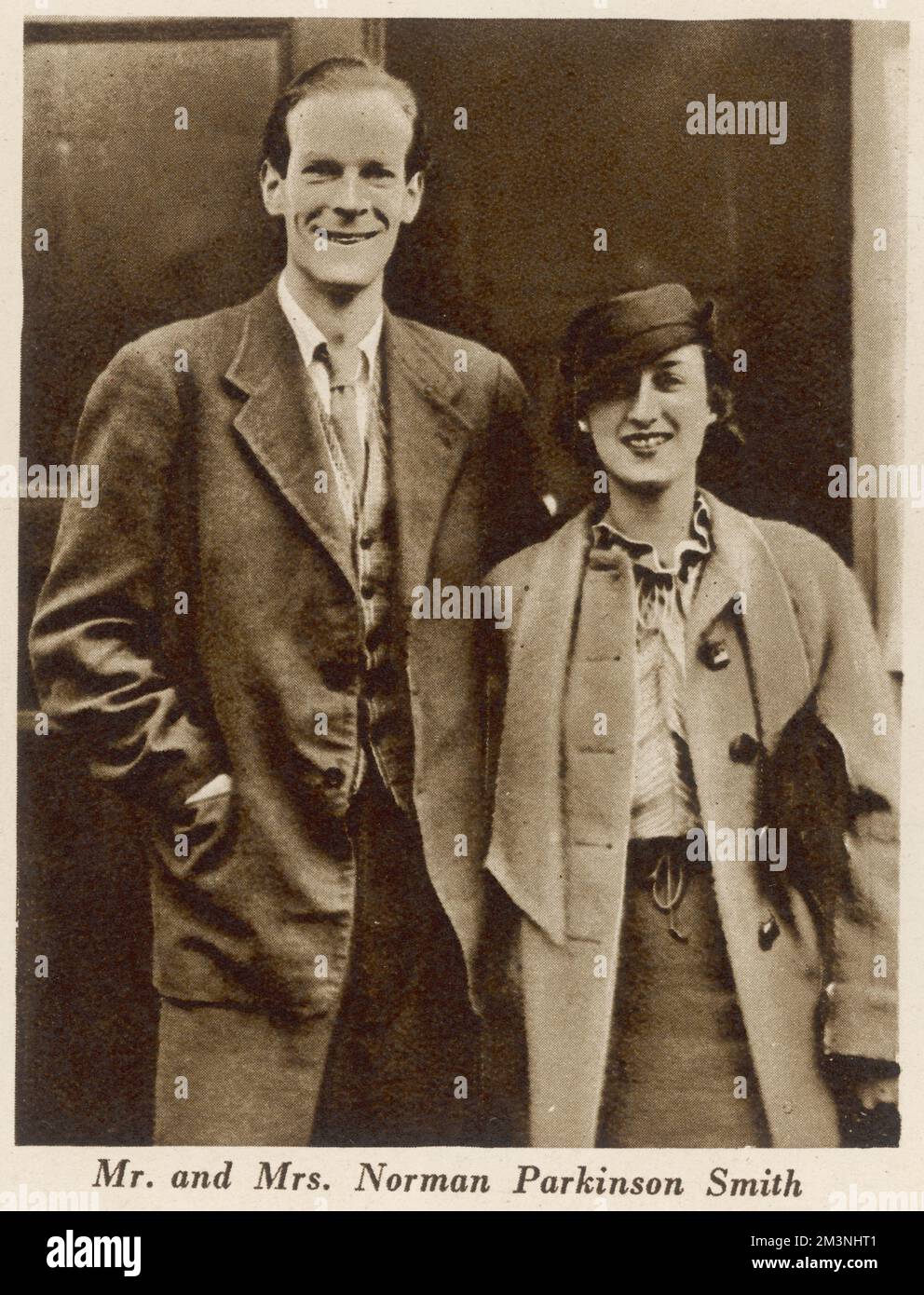 Norman Parkinson (1913 - 1990), britischer Porträt- und Modefotograf, wurde mit seiner ersten Frau Peggy Mitchell Banks kurz nach ihrer Hochzeit im Jahr 1935 fotografiert. Parkinsons Karriere begann, nachdem er in den 1930er und 40s Jahren als Fotograf für die Zeitschriften „Zuschauer“ und „Harpers Bazaar“ gearbeitet hatte. Datum: 1935 Stockfoto