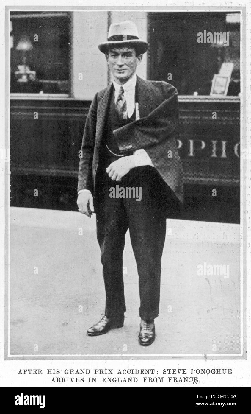 Steve Donoghue (1884 - 1945), englischer Jockey für Flachrennen, der das Epsom Derby sechsmal gewann. Hier mit seinem Arm in einer Schlinge nach seinem Grand-Prix-Unfall im Jahr 1925 abgebildet. Datum: 1925 Stockfoto