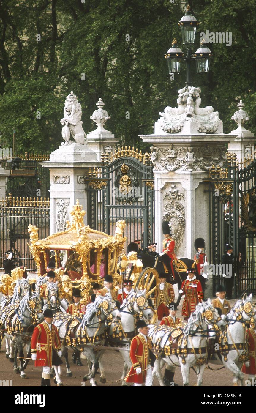 Der aufwendige Goldkutsche verlässt den Buckingham Palace anlässlich der königlichen Hochzeit zwischen Prinz Charles und Lady Diana Spencer am 29. Juli 1981. Datum: 1981 Stockfoto