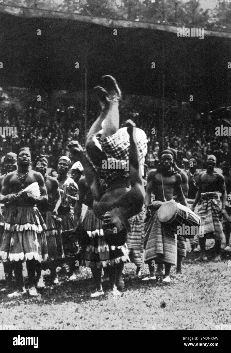 Eine Akrobatenprozession aus Dahomey (jetzt Republik Benin) auf der Ausstellung Coloniale (Kolonialausstellung), die von Mai bis Oktober 1931 in Paris stattfindet. Ziel der Ausstellung war es, die vielfältigen Völker und Kulturen der französischen Kolonialbesitzer zu zeigen. Datum: 1931 Stockfoto