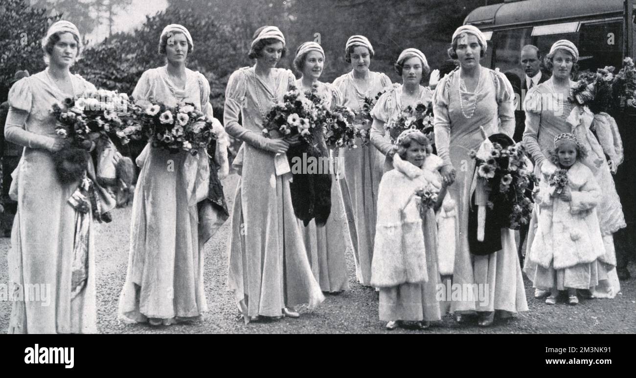 Die zwölf Brautjungfern, die bei der Hochzeit von Lady May Cambridge und Captain Henry Abel Smith in der Balcombe Kirche anwesend sind, 1931. Die Feier einer so erhabenen Hochzeit in einer Dorfkirche war recht ungewöhnlich, wobei drei der Brautjungfern Prinzessin Elizabeth (später Königin Elizabeth II. Von England), Prinzessin Ingrid von Schweden und Prinzessin Sybilla von Saxe Coburg Gotha waren. Die kleinen Brautjungfern, darunter Prinzessin Elizabeth, trugen Pelzmäntel mit nigellablauen Kleidern, darunter winzige, eng anliegende Brüste, mit Kappen aus blauem Samt und silbernen Schuhen. Datum: 24.. Oktober 1931 Stockfoto