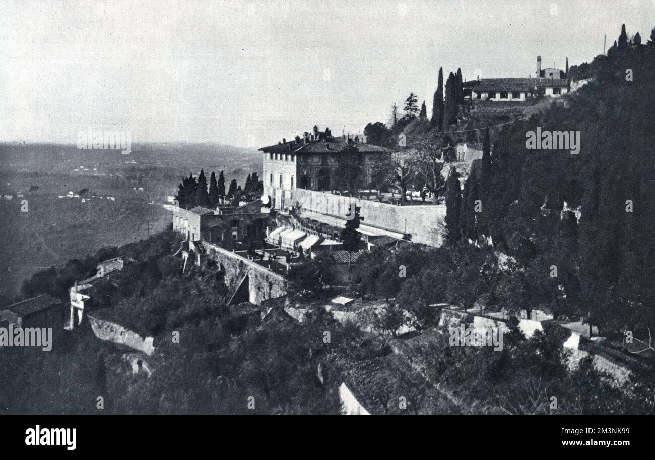 Die Villa Medici aus dem 15.. Jahrhundert in Fiesole, Italien, erbaut für Cosimo de' Medici, wo Prinzessin Mary und Viscount Lascelles nach ihrer Hochzeit am 28.. Februar 1922 einen Teil ihrer Flitterwochen verbrachten. Datum: 1922 Stockfoto