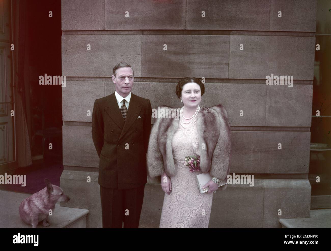König George VI. (1895 - 1952) mit seiner Frau und Gemahlin Queen Elizabeth vor dem Buckingham Palace zur Zeit ihrer Silberhochzeit 1948. Datum: 1948 Stockfoto