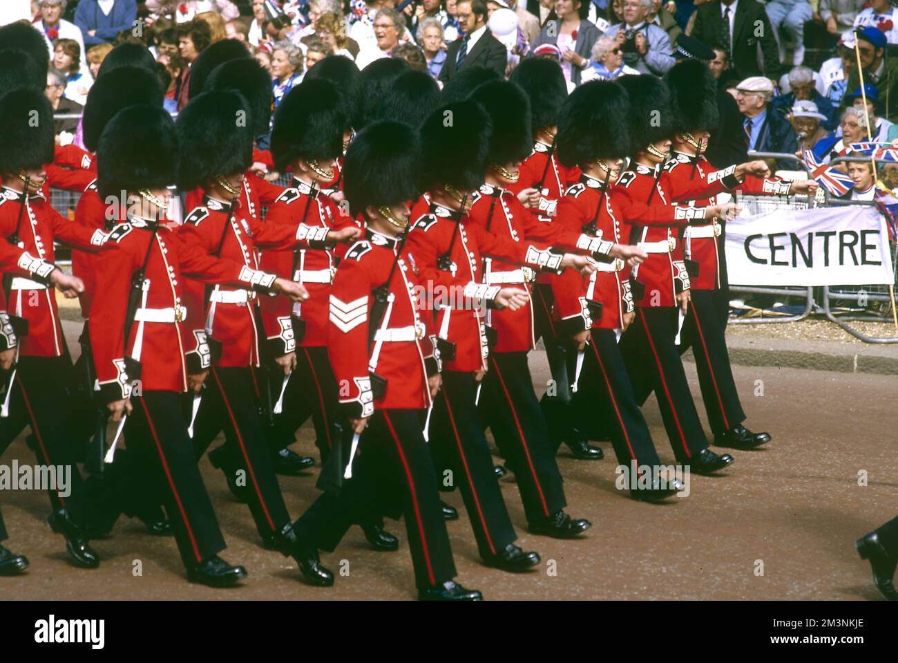 Wachen mit ihren berühmten Bärenfell-Helmen marschieren in Formation zur königlichen Hochzeit zwischen Prinz Andrew, Herzog von York und Sarah Ferguson, die am 23. Juli 1986 in Westminster Abbey heiratete. Diese Fußwärter sind vom schottischen Wachregiment. 1986 Stockfoto