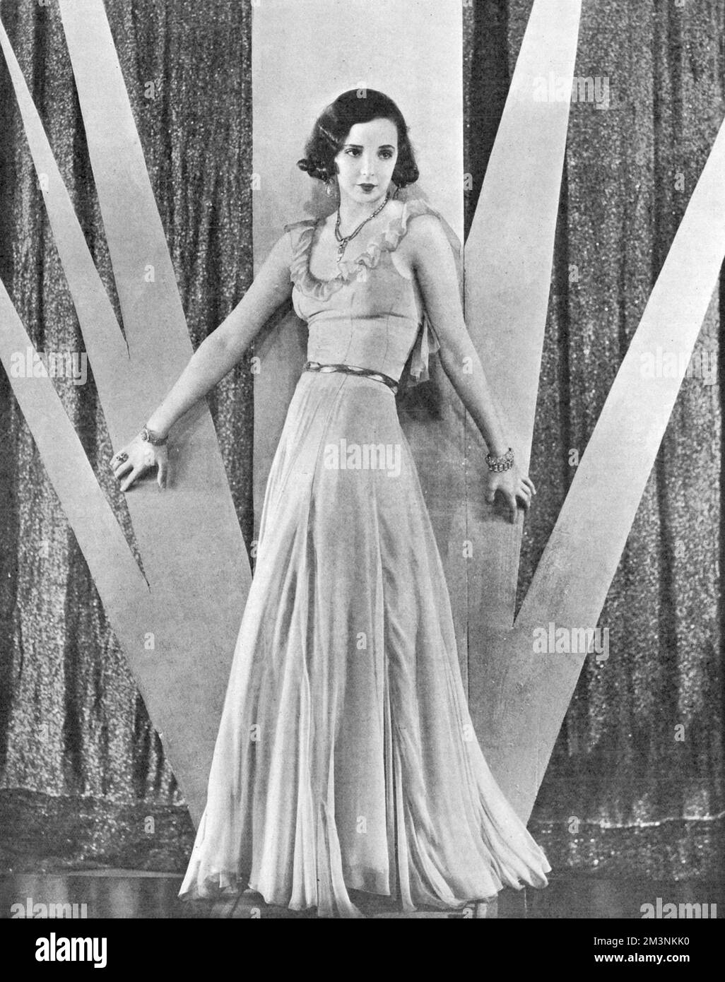 Jessie Matthews (1907 - 1981), britische Sängerin, Tänzerin und Schauspielerin, die in ihrem ersten Film, Out of the Blue, in den Elstree Studios gedreht wurde. Datum: 1931 Stockfoto