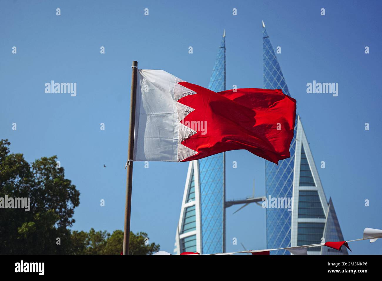 Die Nationalflagge Bahrains und das Welthandelszentrum von Bahrain.f Stockfoto