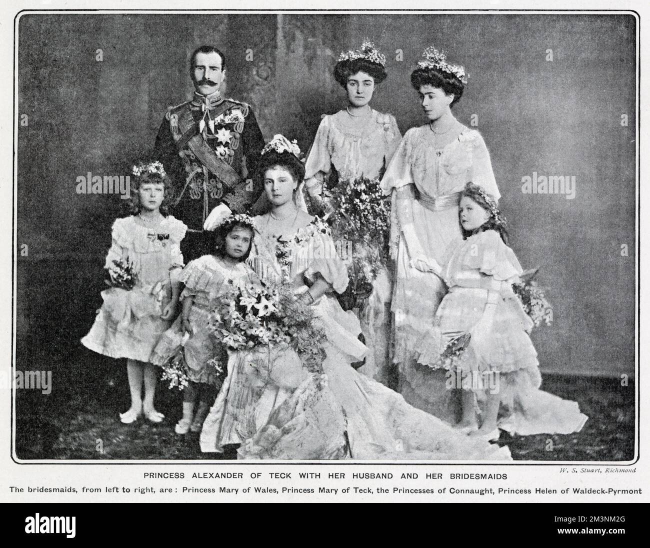 Hochzeit von Prinz Alexander von Teck und Prinzessin Alice von Albany, abgebildet mit ihren Brautjungfern von links, Prinzessin Mary von Wales, Prinzessin Mary von Teck, Prinzessin Patricia von Connaught, Prinzessin Margaret von Connaught, Prinzessin Helen von Waldeck-Pyrmont. Stockfoto