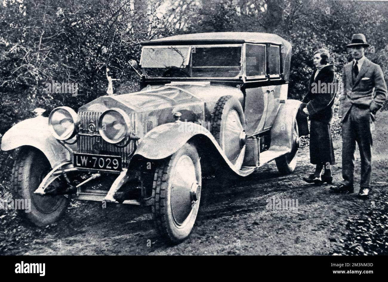 Lord Louis und Lady Mountbatten (ehemals Lady Edwina Ashley), abgebildet mit dem Rolls Royce, den Lady Mountbatten ihrem Ehemann als Hochzeitsgeschenk überreichte. Das Paar war gerade nach einer langen Hochzeitsreise nach Broadlands in Hampshire zurückgekehrt und segelte zurück nach Southampton auf der Olympiade. Das Maskottchen, eine Figur in der Form eines bekannten Wegweisers, war ein Geschenk von Major und Lady Zia Wernher. Datum: 1922 Stockfoto