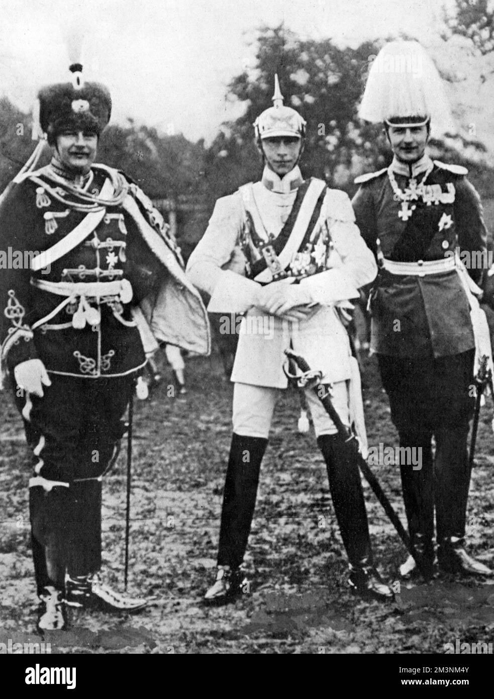 Drei Söhne von Kaiser Wilhelm II. In Militäruniform. Von links: Prinz Eitel-Friedrich, Kronprinz Wilhelm und Prinz August-Wilhelm. Das Trio, das vom Zuschauer als „feines Foto“ beschrieben wurde, posierte in Potsdam für das Foto. Datum: 1909 Stockfoto
