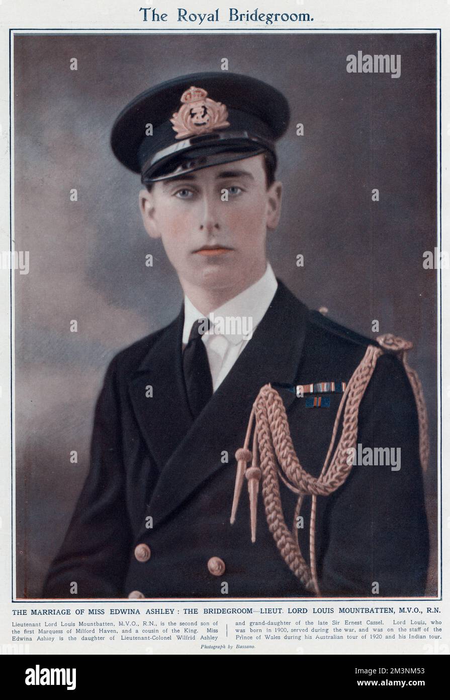 Lord Louis Mountbatten, 1. Earl Mountbatten von Birma (1900 - 1979), in Marineuniform (später wurde er erster Seelord) in The Sketch bei seiner Hochzeit mit Lady Edwina Ashley im Jahr 1922 abgebildet. Datum: 1922 Stockfoto
