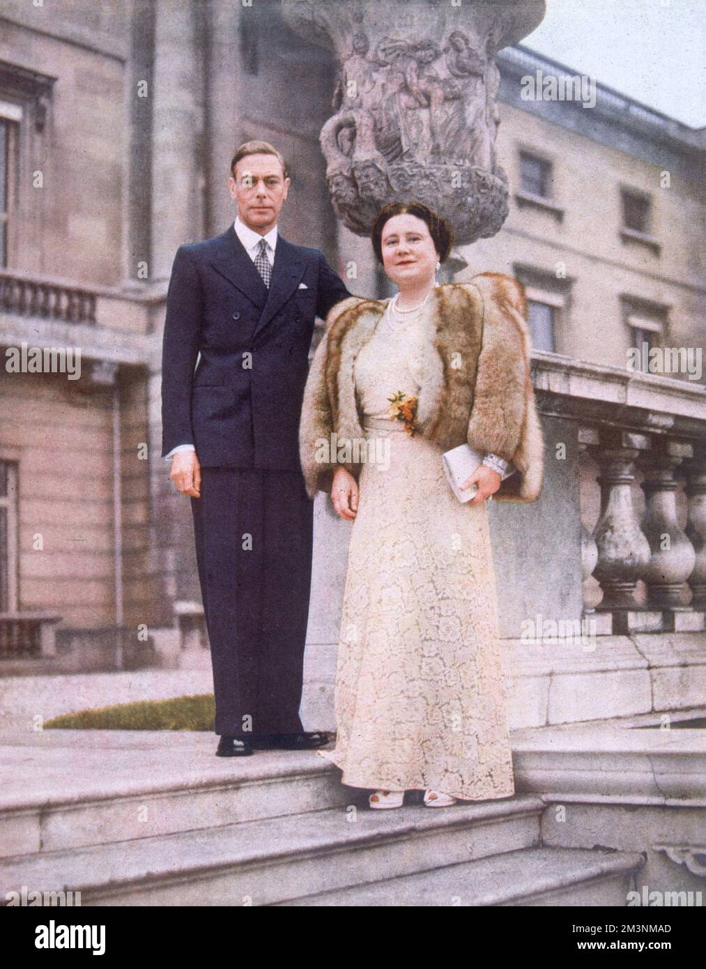 König George VI (1895 - 1952) und Königin Elizabeth, die Königinmutter (1900 - 2002), auf der Terrasse im Garten des Buckingham Palace in einer Reihe von Bildern zu ihrem silbernen Hochzeitstag abgebildet. Datum: 1948 Stockfoto