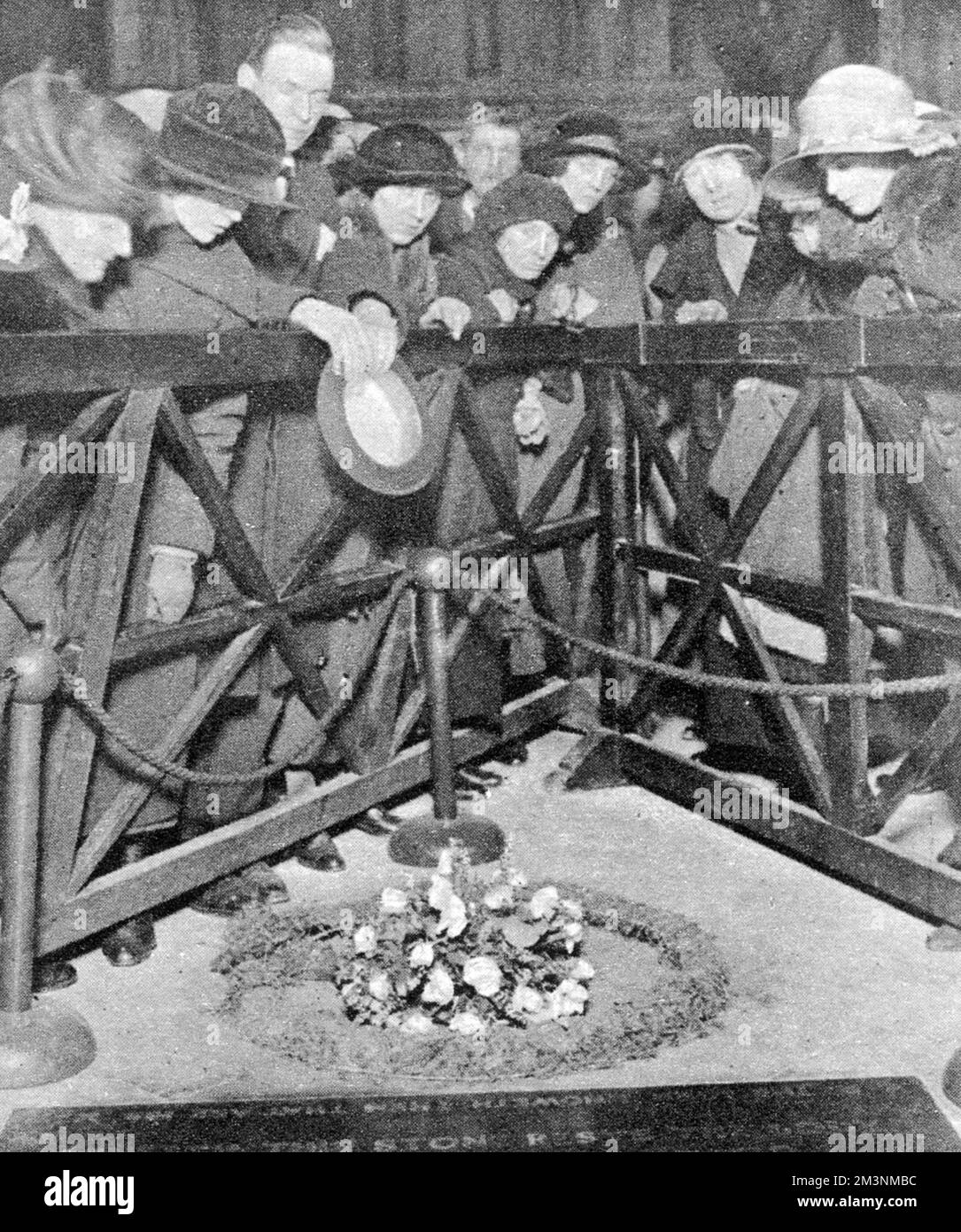 Die Herzogin von York zollt dem unbekannten Soldaten ihren überlegten Hochzeitstag: Ihr Strauß aus Rosen und Heidekraut auf dem Grab in Westminster Abbey. Datum: Mai 1923 Stockfoto