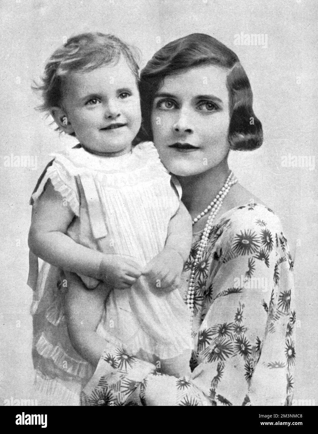 Lady Louis Mountbatten (1901 - 1960), spätere Gräfin Mountbatten von Birma und Vicerine von Indien, zuvor Miss Edwina Ashley, mit ihrer älteren Tochter Patricia (jetzt Knatchbull) abgebildet. Datum: 1925 Stockfoto