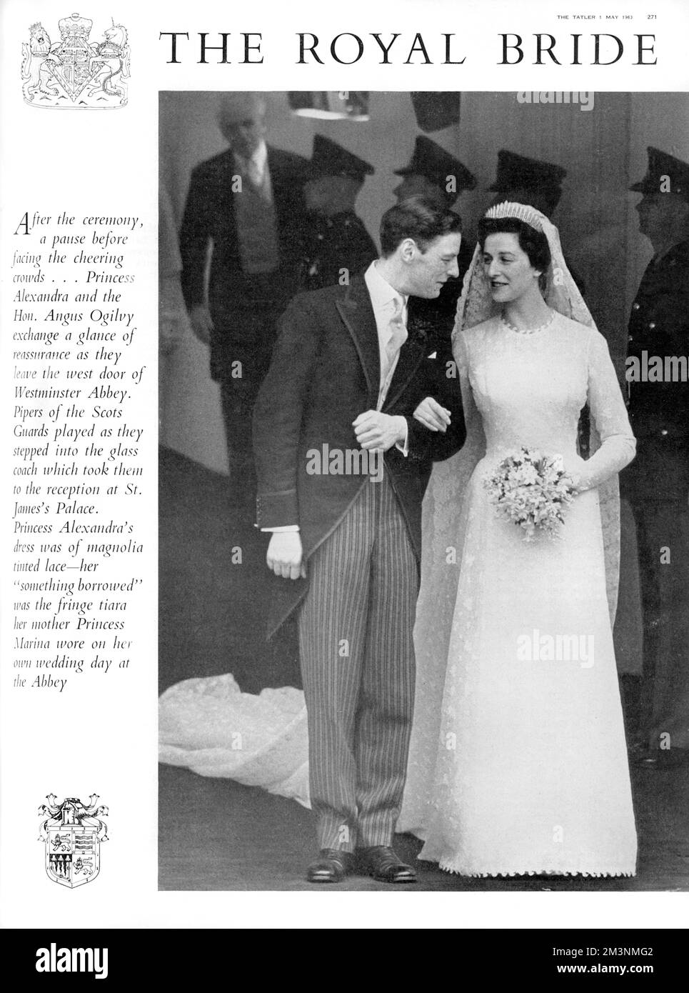 Prinzessin Alexandra von Kent, die mit ihrem Mann Angus Ogilvy am Eingang der Westminster Abbey nach ihrer Hochzeit dort am 24. April 1963 auftauchte. Die Braut trug ein Kleid aus Magnolien-gefärbter Spitze von John Kavanagh und das Diamanten-„Fransen“-Diadem, das ihre Mutter Prinzessin Marina an ihrem eigenen Hochzeitstag in der Abtei im Jahr 1934 trug. Datum: 1963 Stockfoto