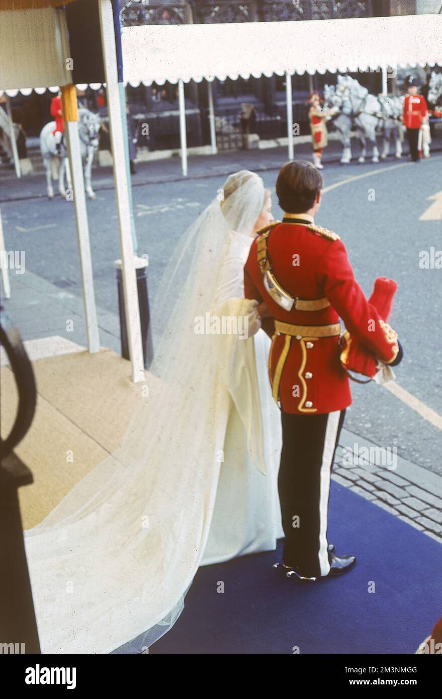 Die Heirat von Prinzessin Anne mit Mark Phillips, einem Lieutenant der 1. Queen's Dragoon Guards, in Westminster Abbey am 14.. November 1973. Das Paar bereitet sich darauf vor, das Kloster nach der Zeremonie in einer Pferdekutsche zu verlassen. Datum: 1973 Stockfoto