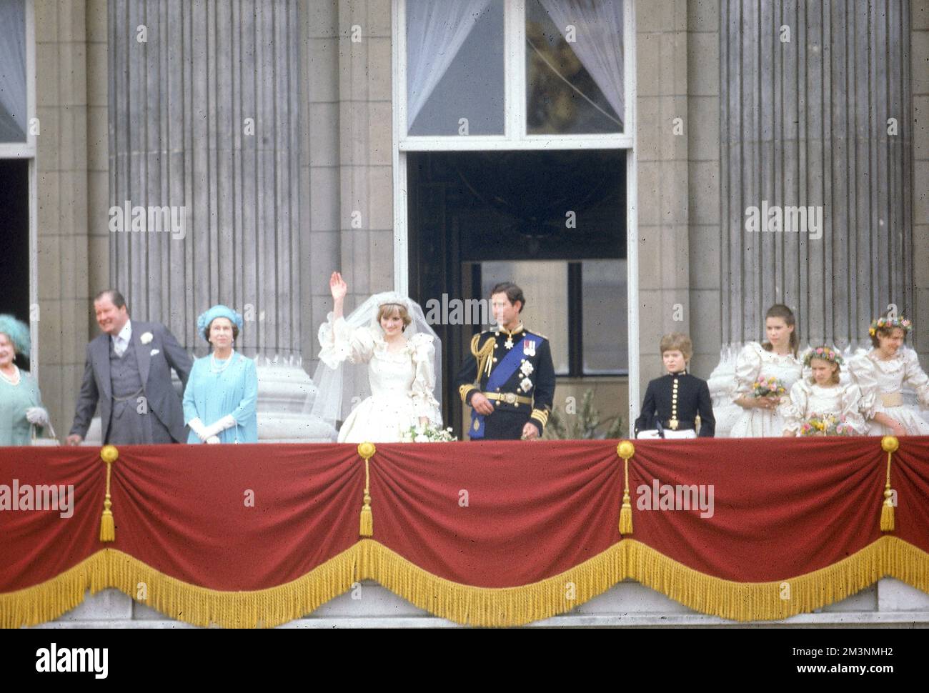 Der frisch verheiratete Prinz und die Prinzessin von Wales erscheinen zusammen auf dem Balkon des Buckingham Palace und winken den wartenden Menschenmassen nach ihrer Hochzeit in St. Paul's Cathedral am 29. Juli 1981. Datum: 1981 Stockfoto