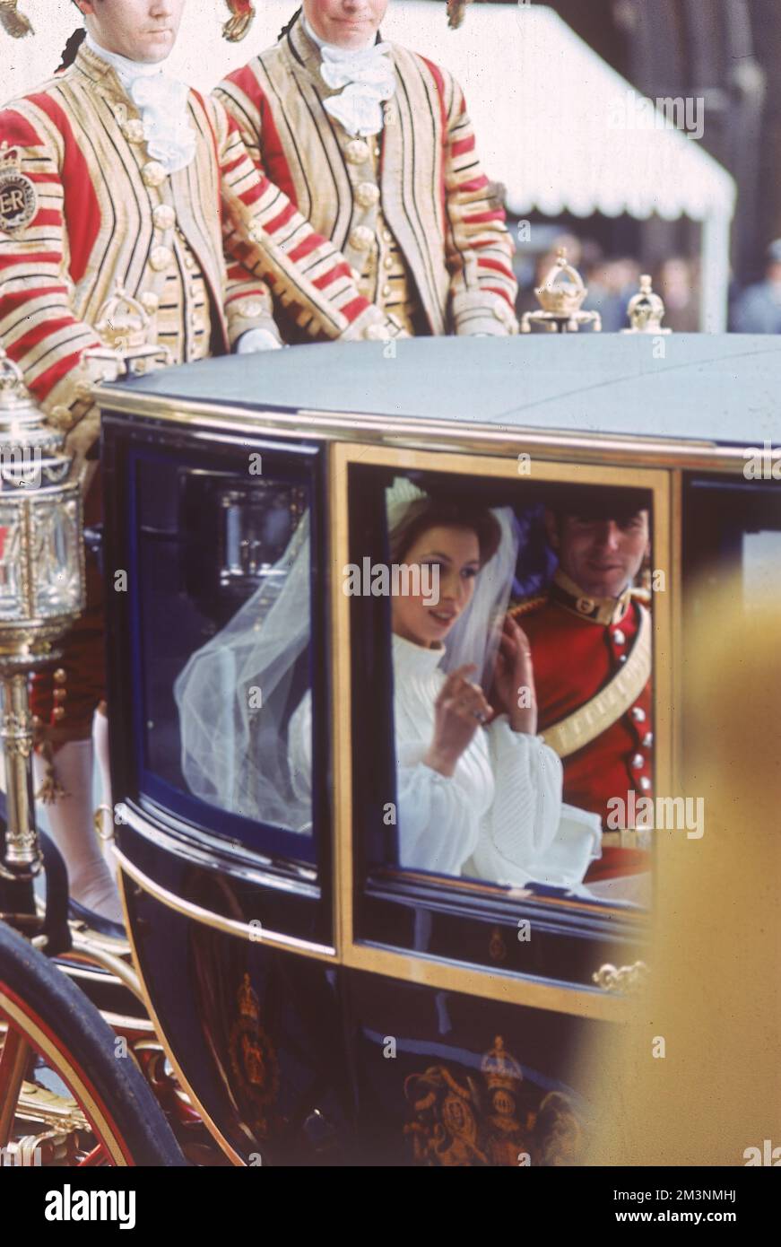 Die Heirat von Prinzessin Anne mit Mark Phillips, einem Lieutenant der 1. Queen's Dragoon Guards, in Westminster Abbey am 14.. November 1973. Das Paar verlässt die Abtei in einer Pferdekutsche. Datum: 1973 Stockfoto