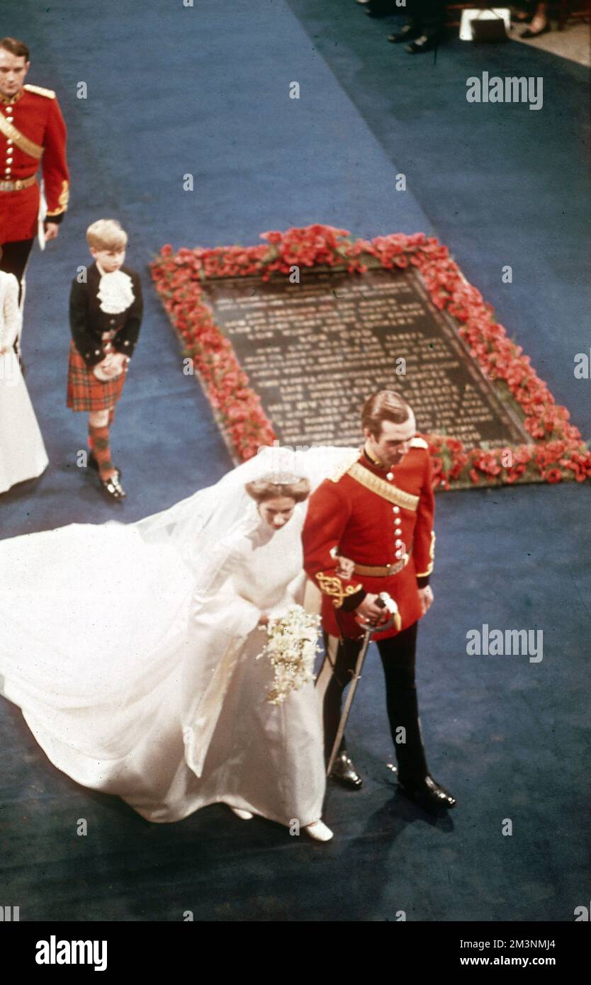 Die Heirat von Prinzessin Anne mit Mark Phillips, einem Lieutenant der 1. Queen's Dragoon Guards, in Westminster Abbey am 14.. November 1973. Das Paar passiert das Grab des unbekannten Soldaten, gefolgt von Prinz Edward und Lady Sarah Armstrong Jones (Bruder und Cousine). Datum: 1973 Stockfoto
