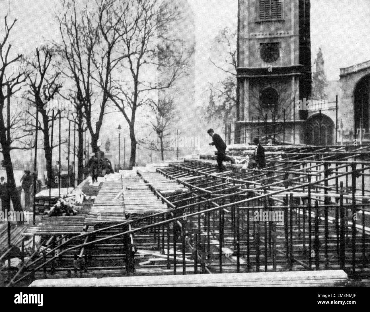 Stände werden zur Vorbereitung der Hochzeit des Herzogs von York (König George VI.) und Lady Elizabeth Bowes-Lyon am 26 1923. April in Westminster Abbey errichtet. Laut der dazugehörigen Bildunterschrift war eine große Anzahl der Sitzplätze bereits zu hohen Preisen gebucht worden. Datum: 1923 Stockfoto