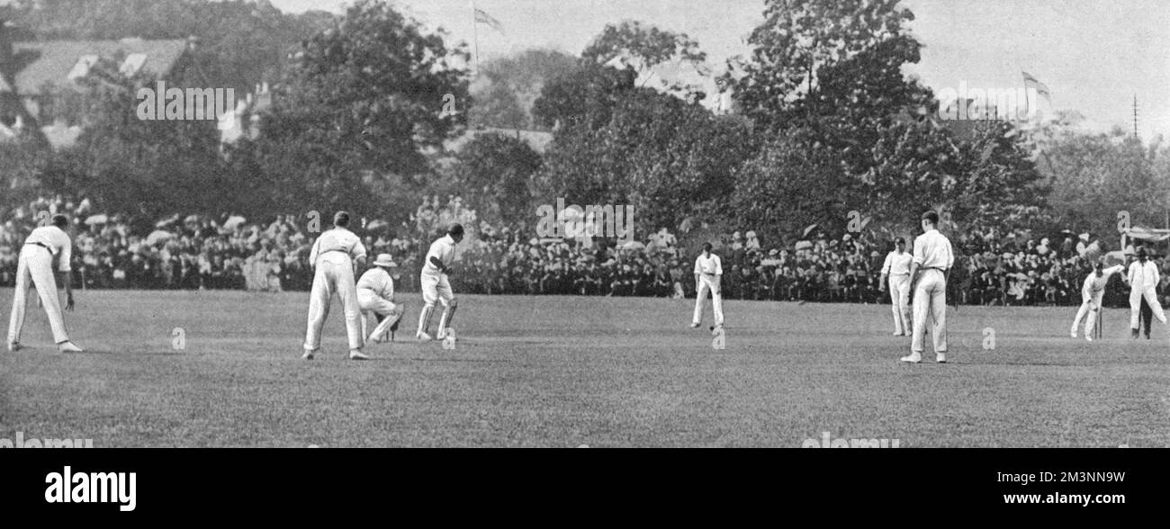 Eine Szene aus dem County Championship-Spiel zwischen Kent und Sussex am Angel Ground, Tonbridge, Kent. Der berühmte indische Spieler K.S. Ranjitsinhji steht an der Falte für Sussex, gegenüber dem Bowling von A. Hearne, mit C.B. Fry, dem Schlagmann am Ende des Non-Striker Ranjitsinhji erzielte 192 Punkte, nicht in seinem Innings, und damit schaffte er 1000 Läufe für die Saison. Der Streichholz wurde gezogen. Das Tonbridge-Gelände wurde bis 1939 von Kent weiter genutzt Stockfoto
