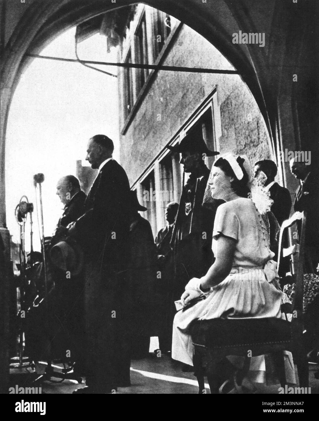Ich spreche vor einem großen Publikum von einem Balkon des Berner Rathauses aus, Schweiz:Herr Winston Churchill mit dem Staatspräsidenten von Bern und (rechts) Miss Mary Churchill, seiner jüngsten Tochter. Datum: 1946 Stockfoto