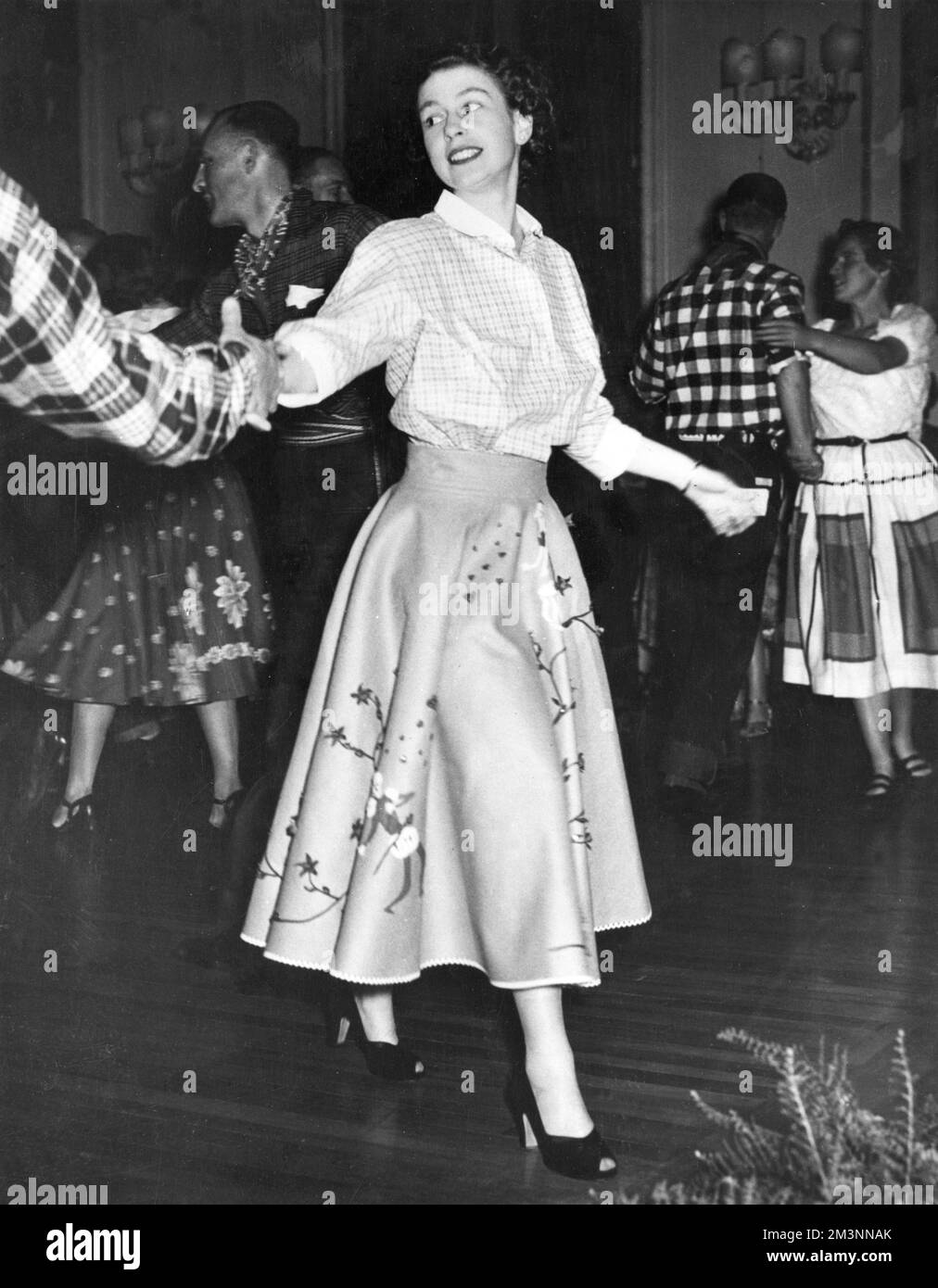 Prinzessin Elizabeth (Königin Elizabeth II.) tanzt während der Royal Tour 1951 einen Canadian Square Dance im Government House, Ottawa. Datum: 1951 Stockfoto