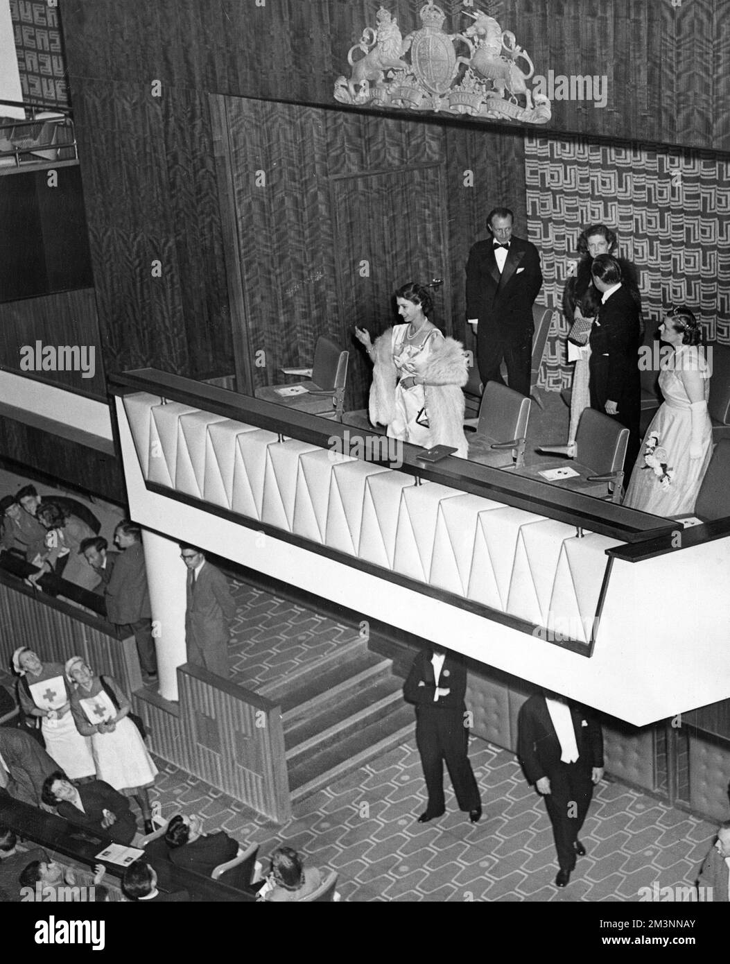 Prinzessin Elizabeth (Königin Elisabeth II.) würdigte den Jubel des Publikums, als sie 1951 das erste Konzert der National Federation of Jazz Organisation in der Royal Festival Hall, South Bank, London besuchte. Stockfoto