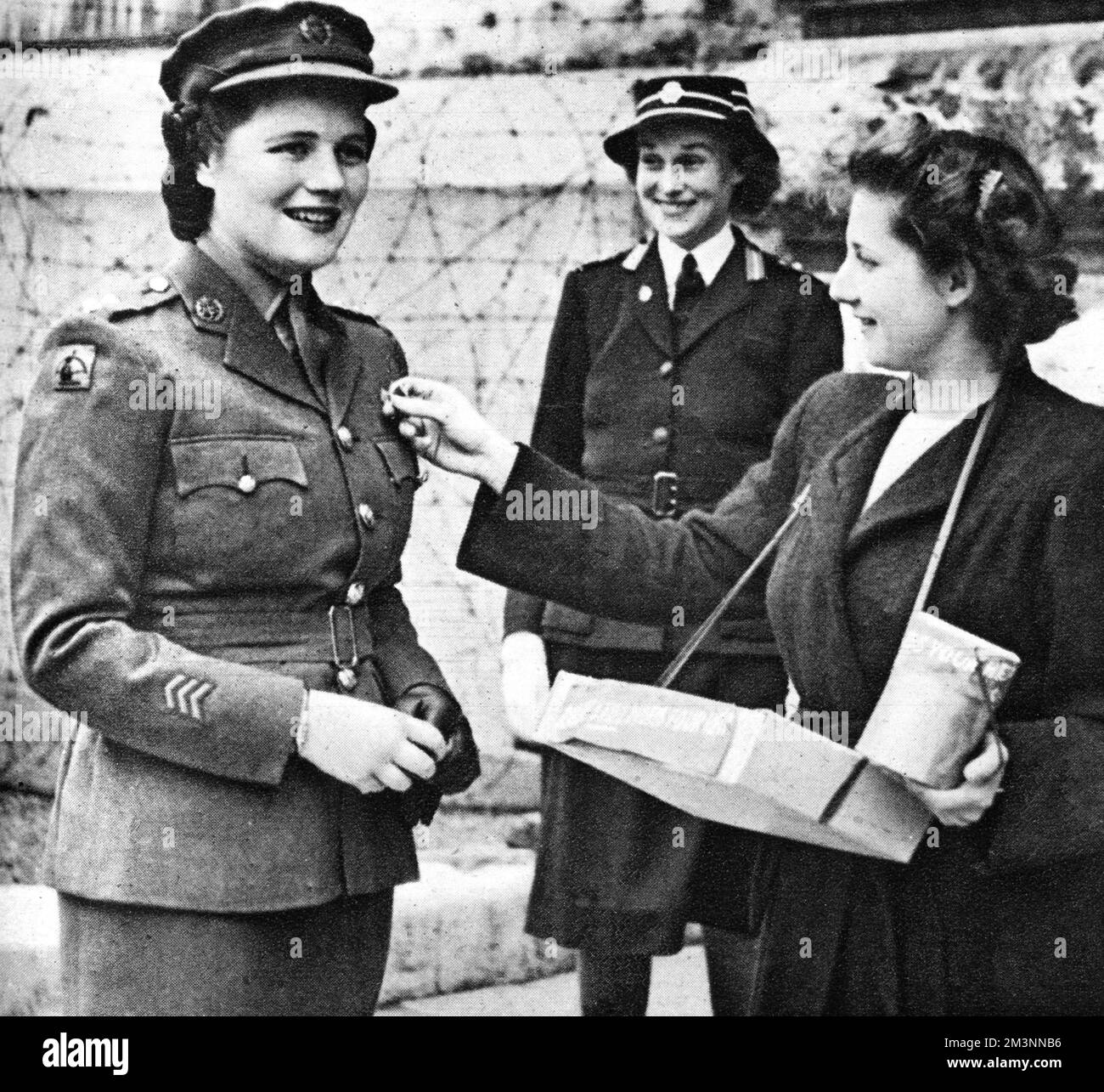 Miss Mary Churchill, die jüngste Tochter von Winston Churchill, unterstützte den Tag der russischen Flagge ihrer Mutter und kaufte ihr Emblem vom Krankenschwester Glover vom University College London Hospital. Datum: 1944 Stockfoto