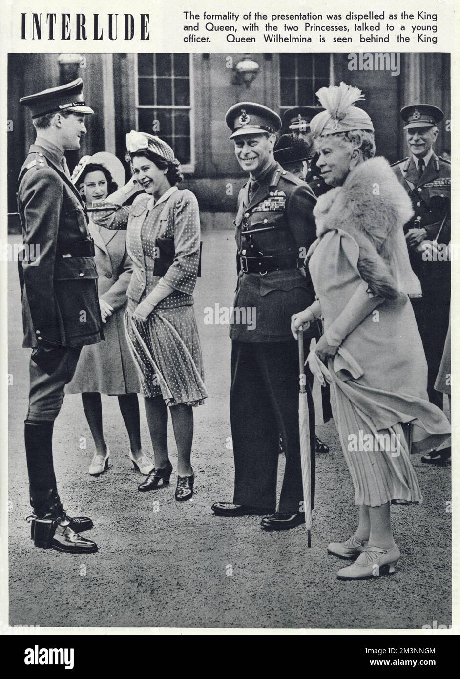 Prinzessin Elizabeth hält ihren Hut fest, und der Rest der königlichen Familie scheint einen Witz zu teilen, während eine formelle Präsentation von 36 Pferden von Königin Wilhelmina von Holland. Von links: Prinzessin Margaret, Prinzessin Elizabeth (Königin Elizabeth II), König George VI., Königin Wilhelmina (gerade hinter dem König gesehen) und Königin Mary. Datum: 1946 Stockfoto