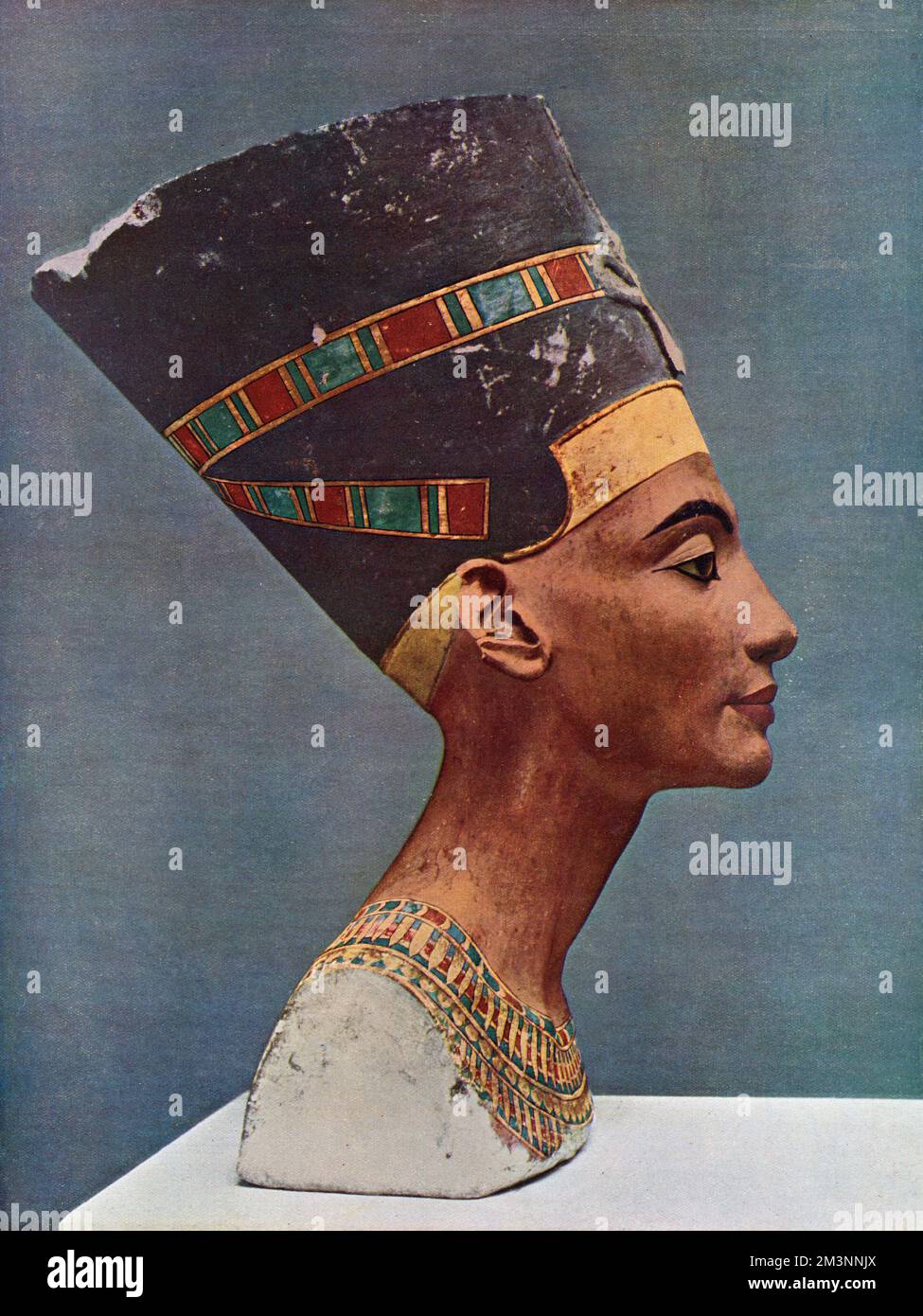 Büste von Nefertiti (C.1370 v. Chr., C.1330 v. Chr.), Chefgefährte des ägyptischen Pharaos Akhenaten. Das Original aus Tell el Amarna, das dem Bildhauer Thutmose zugeschrieben wurde, befindet sich im Neuen Museum Berlins. Die Büste ist eines der am häufigsten kopierten Werke des alten Ägypten; sowohl das British Museum, London als auch das Ashmolean Museum in Oxford haben Kopien. Datum: 14.. Jahrhundert v. Chr Stockfoto