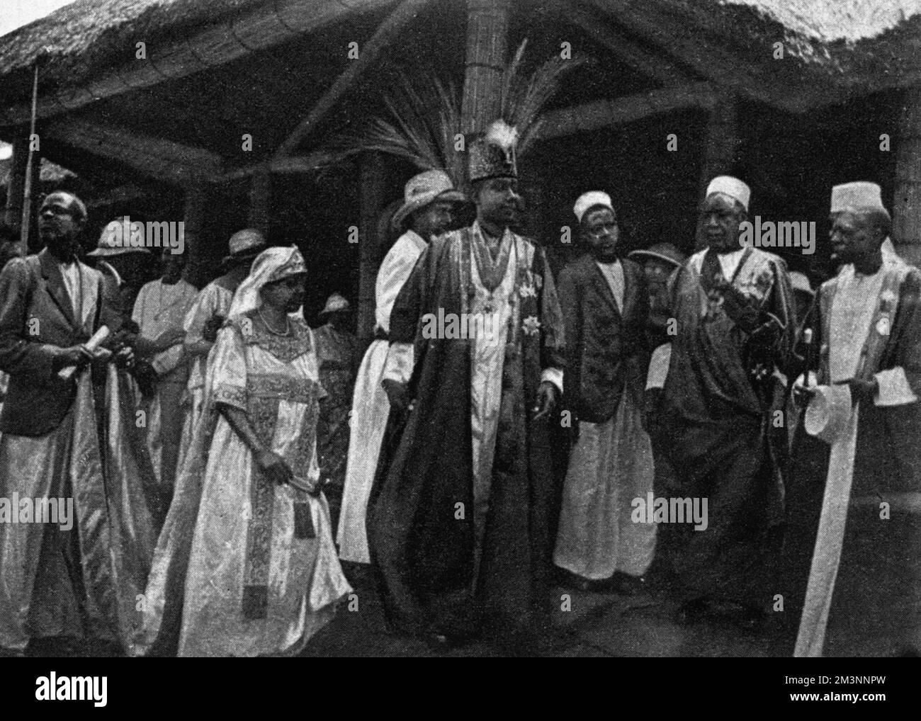 König Daubi Chwa, der Kabaka von Buganda mit seiner Gemahlin, Königin Irene und seinen Ministern in Mengo.während des Besuchs des Herzogs und der Herzogin von York in Uganda wurde König Daubi Chwa vom Herzog mit dem K.C.M.G. investiert. Datum: 1925 Stockfoto