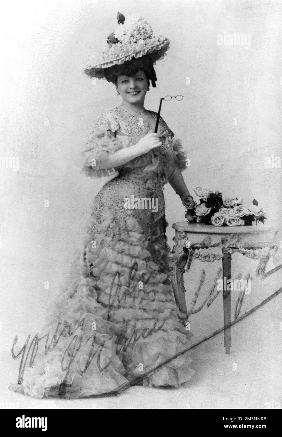 Marie Lloyd, geboren Matilda Alice Victoria Wood (1870 - 1922), britische Musiksängerin, Entertainerin und Comedienne. Eine Superstar-Weltmeisterin zu ihrer Zeit, die das höchste Gehalt eines Entertainers bestritt. Hier im Bühnenkleid mit einem Lorgnette. Datum: c.1905 Stockfoto