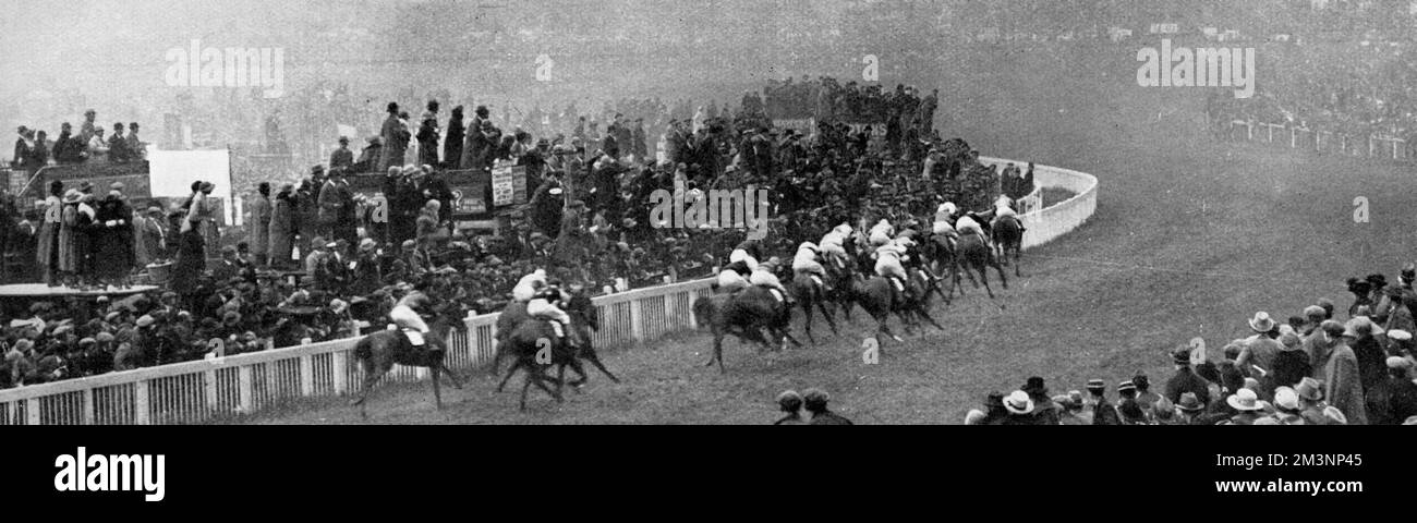 Die 1923 Epsom Derby Läufer umarmen die Schiene, während sie um Tattenham Corner fahren. An der Spitze steht der Gewinner Papyrus, mit Jockey Steve Donoghue auf dem Weg zu einem dritten Sieg in Folge. Juni 1923 Stockfoto