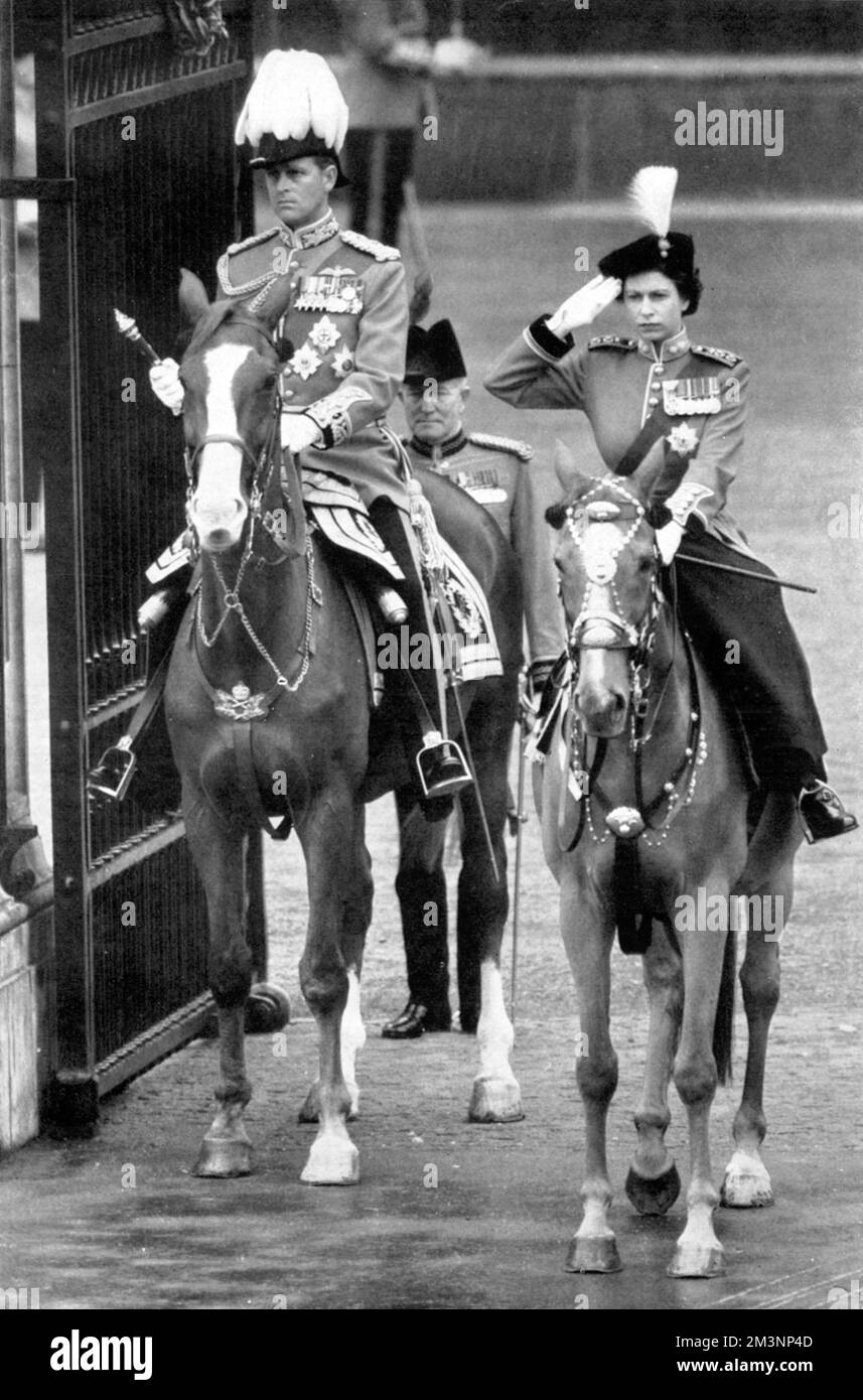 Die Königin und der Herzog von Edinburgh salutieren vor den Toren des Buckingham Palace, am Ende der Trooping of the Colour Zeremonie. Datum: 1953 Stockfoto