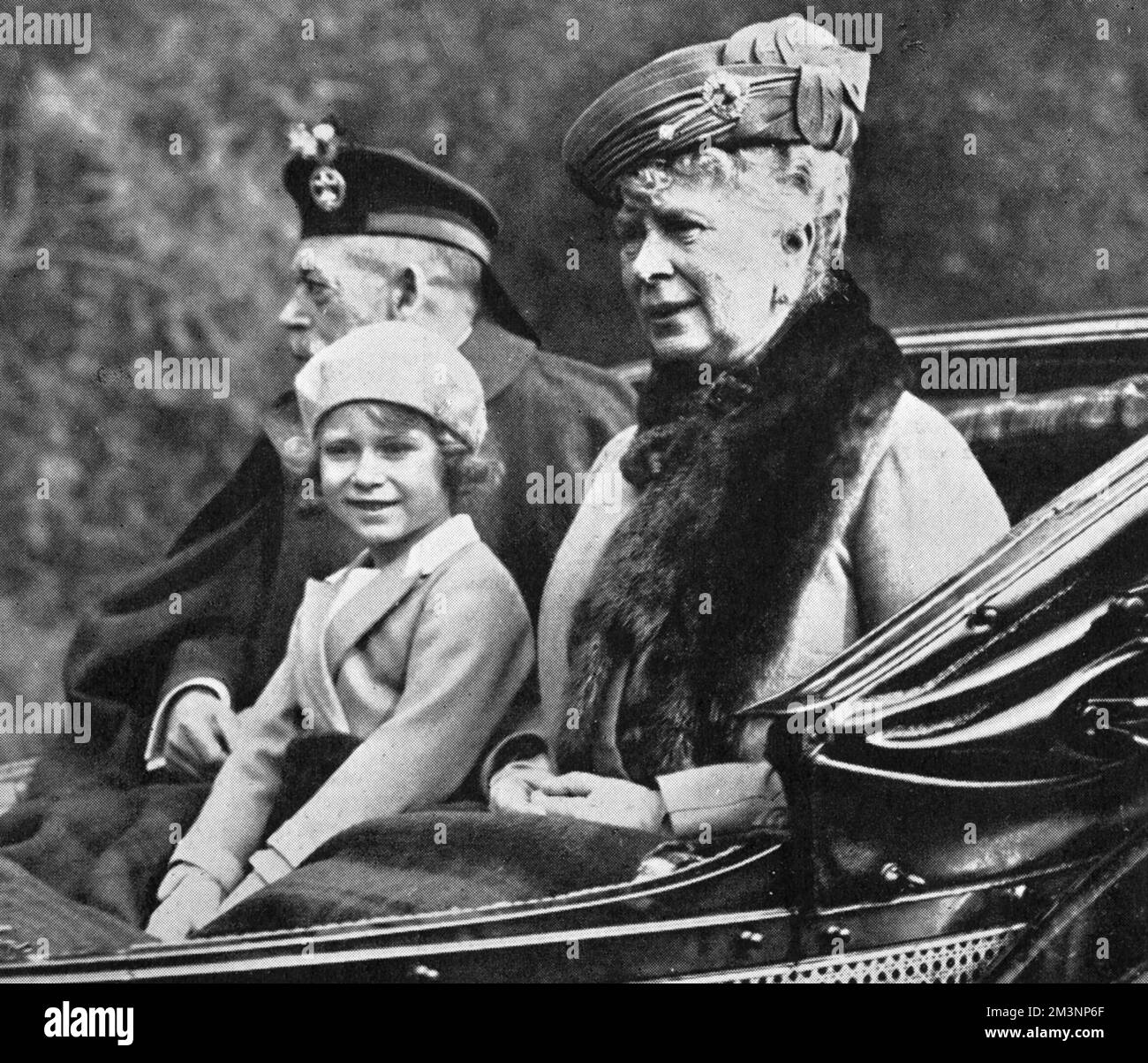 In Begleitung ihrer Großmutter, Queen Mary, und ihres Großvaters, König George V., reist Prinzessin Elizabeth mit der Kutsche zu einem Gottesdienst in der Crathie Church während eines Aufenthalts im Balmoral. Datum: 1932 Stockfoto