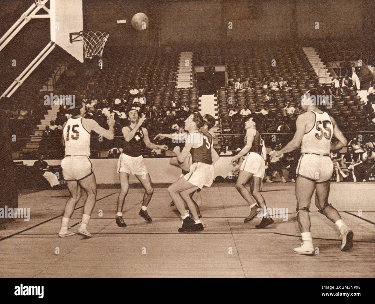 Bei diesem wenig besuchten Basketballspiel in der Harringay Arena schlug das amerikanische Team (in Weiß) das Schweizer Team. Datum: 1948 Stockfoto