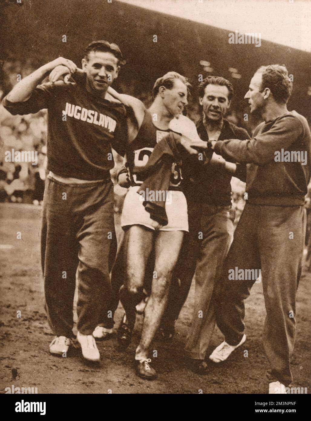 Emil Zatopek (1922 - 2000), tschechischer Langstreckenläufer, stellte sich nach seinem Sieg im 10.000m. Rennen bei den Olympischen Spielen 1948 in London vor, nur das zweite Rennen, das er je auf dieser Strecke gelaufen war. Vier Jahre später gewann er bei den Spielen in Helsinki Gold in den 5000-Meter- und 10.000-Meter-Läufen, aber seine letzte Medaille kam, als er sich in letzter Minute entschied, am ersten Marathon seines Lebens teilzunehmen. Er erhielt den Spitznamen „tschechische Lokomotive“ für seine vielen Goldstücke. Datum: 1948 Stockfoto
