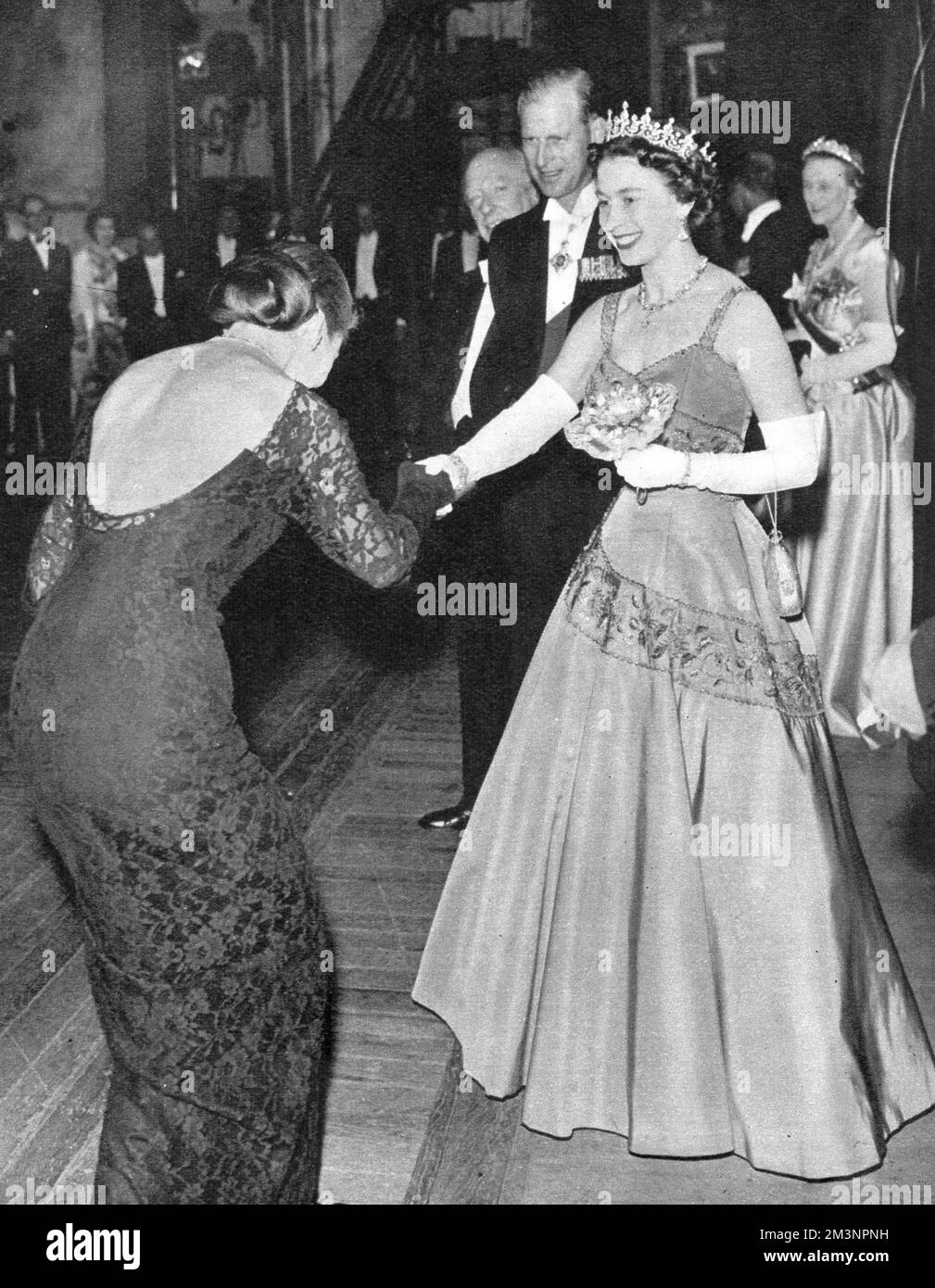 Die Opernsängerin Maria Meneghini Callas trifft Königin Elizabeth II., nachdem sie eine Szene aus Bellinis Oper I Puritani gesungen hat, die Teil einer Galaveranstaltung anlässlich der hundertjährigen Feier des Covent Garden Theatre war. Datum: 1958 Stockfoto
