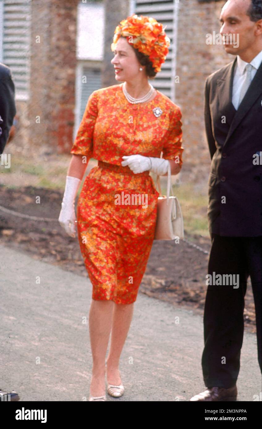 Königin Elizabeth II. Trägt ein atemberaubendes orangefarbenes Outfit auf ihrer fünfwöchigen Tour durch die Westindischen Inseln im Jahr 1966. Hier besucht sie die Insel Antigua. Stockfoto