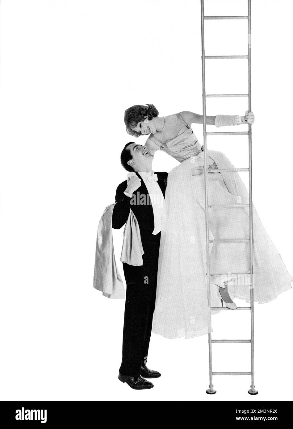 Ein Paar ist auf die eleganteste Art und Weise durchgebrannt; sie trägt ein langes Abendkleid in apfelgrünem Taft von Victor Stiebel, mit Schleifen für zusätzlichen Charme. Die Baguette-Halskette ist beim Pariser Haus. Datum: 1960 Stockfoto
