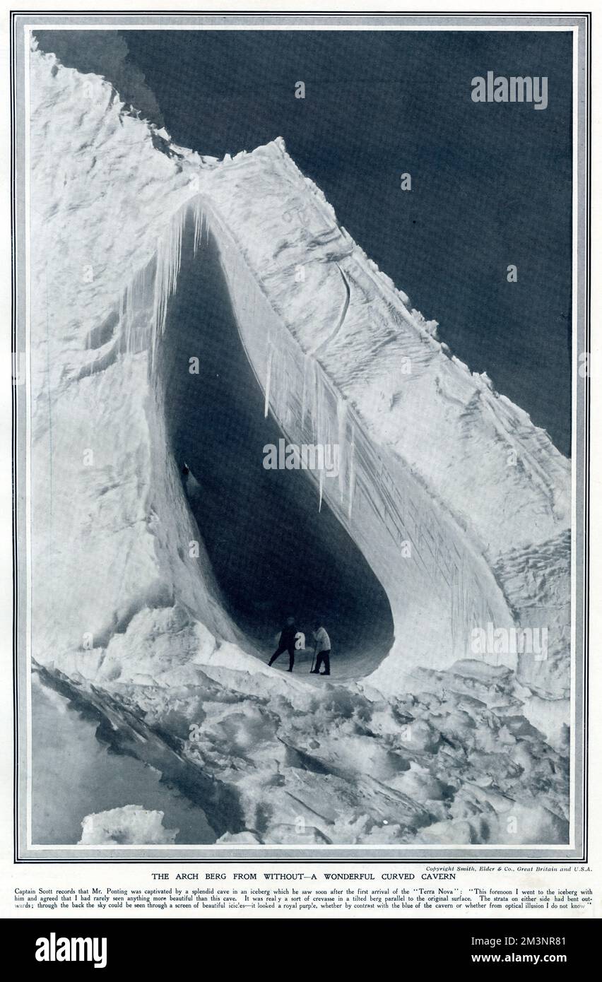 Beeindruckende, geschwungene Höhle in einem Eisberg, gefunden von der Scott Polarexpedition kurz nach der Ankunft der Terra Nova in der Antarktis. Scott schreibt in seinem Tagebuch, dass der Fotograf Herbert Ponting von der herrlichen Höhle fasziniert war, und er ging mit ihm, um Fotos zu machen. Datum: 1913 Stockfoto